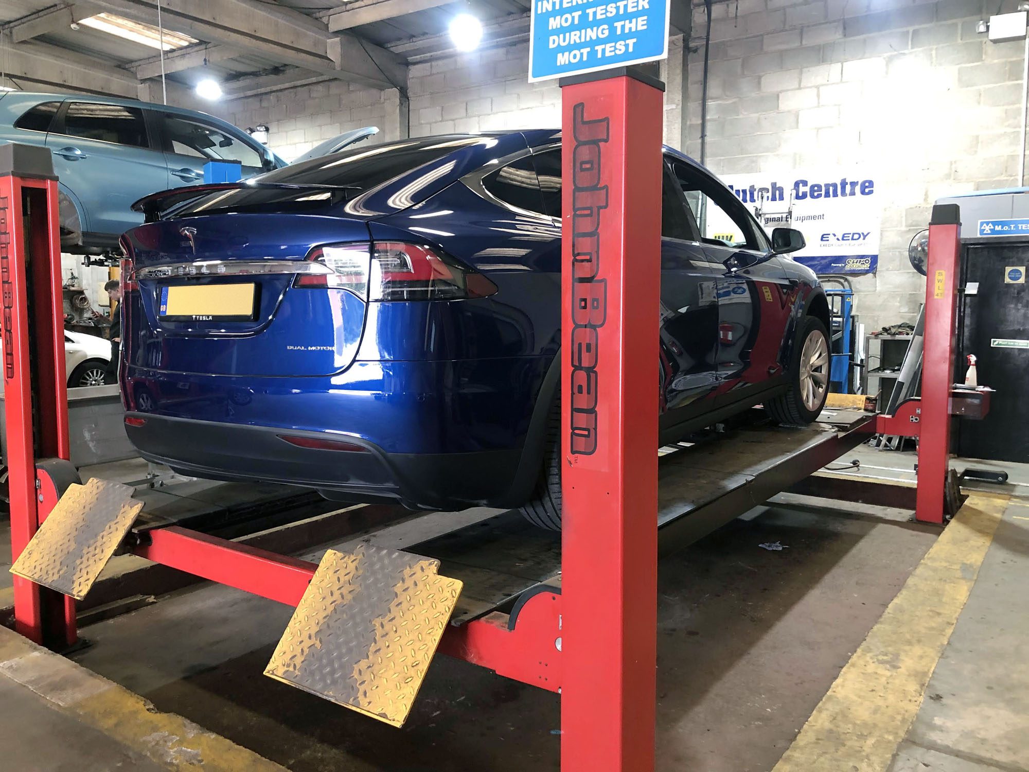 Manor-Garage-York-performs-MOT